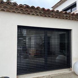 Brise-soleil sur une baie vitrée