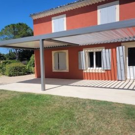 Pergola_bioclimatique_2_modules Maison orange avec volets bleus et pergolas
