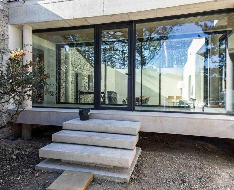 Porte_entr_e_avec_ch_ssis_fixe porte d'entrée vitrée avec escaliers en pierre